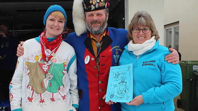 Am Schmutzigen Dunnschtig wird das Narrenbaltt traditionell in Neudingen verkauft. Hier zu sehen sind Andrea Kümmel, Bernd Matt und ...
