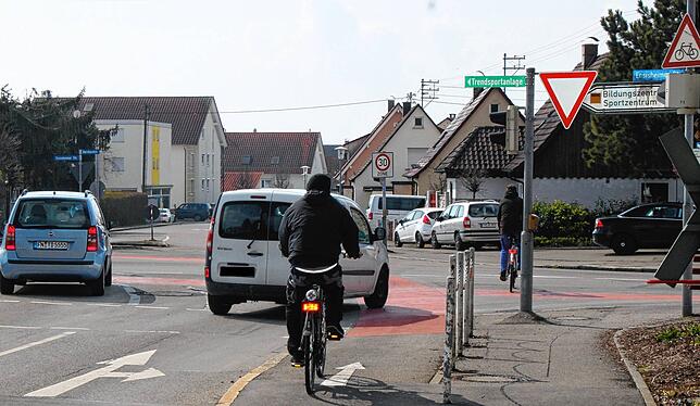 Archivbild vom Kreuzungsbereich beim Bahnübergang. Ein Autofahrer will von der Gutenbergstraße nach rechts in die Bernhardstraße ...