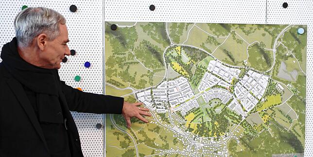 Baubürgermeister Karl Langensteiner-Schönborn vor dem Plan für das Hafner-Gebiet. Mit dem Bau der ersten Häuser ist 2027 zu rechnen.