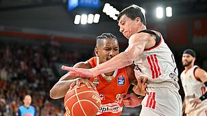 Ulms Karim Jallow (l.) im Duell mit Bayerns Vladimir Lucic.