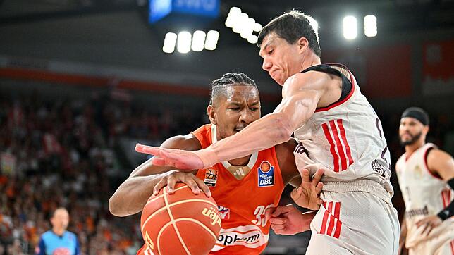 Ulms Karim Jallow (l.) im Duell mit Bayerns Vladimir Lucic.