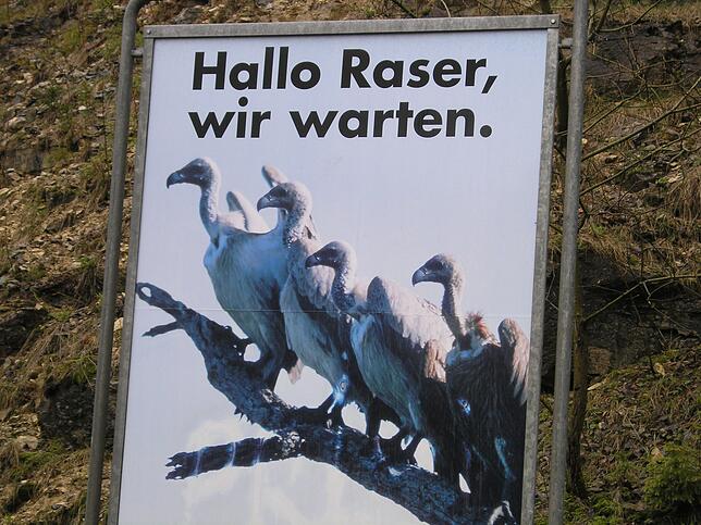 Über Geschmack kann man streiten: Mit diesem Plakat versuchten die Behörden früher, Motorradfahrer zu einem maßvollen Umgang mit dem ...