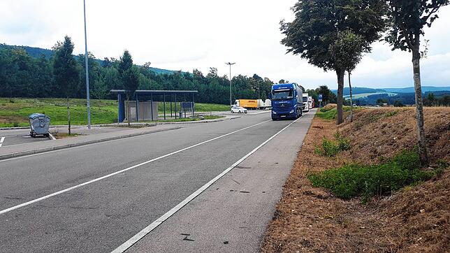 nur diese kleine Böschung (rechts am Bildrand) trennt die Haltefächen von den Fahrspuren der Autobahn in Richtung Stuttgart. Der ...