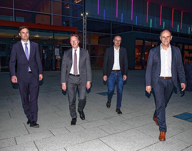 Vor der Vorstellung des Strukturgutachtens für den GLKN (von links): Landrat Zeno Danner, GLKN-Geschäftsführer Bernd Sieber, der ...