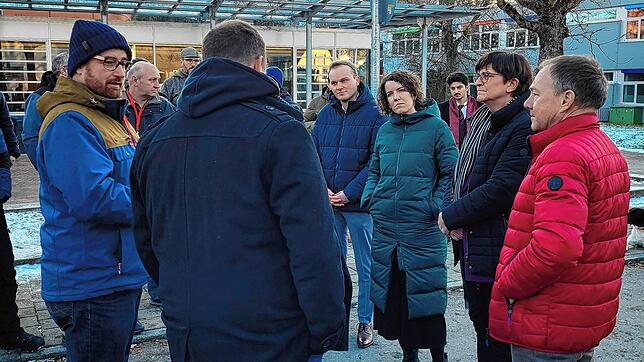 Die Bundesvorsitzende der SPD, Saskia Esken (Zweite von rechts) nahm sich beim Neujahrsempfang des SPD-Kreisverbands in Engen Zeit für ...