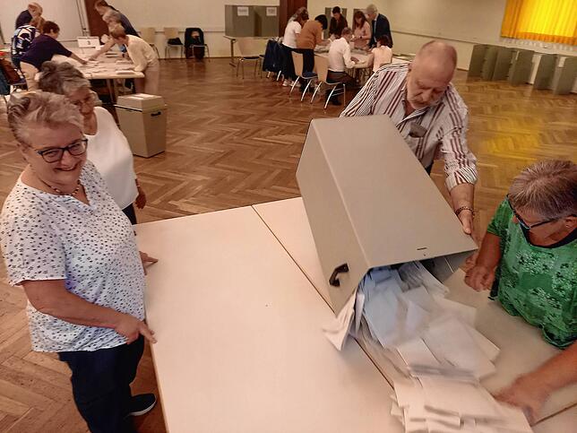 Um kurz nach 18 Uhr werden auch in der Stadthalle die Urnen geleert (von links): Nicola Benz, Lisa Jäger, Egbert Benz und Evi Gräble.