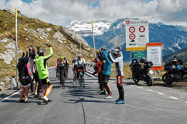 Den Splügenpass erklimmen auch viele Radfahrer.