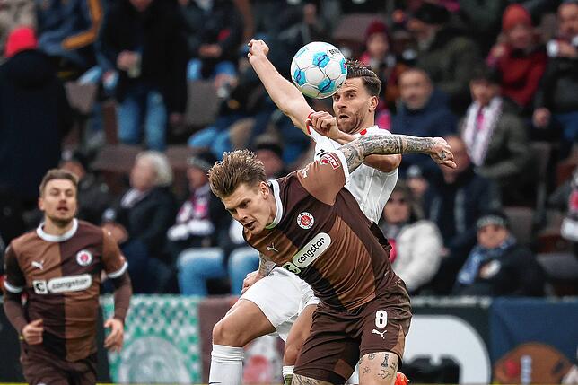 Freiburgs Lucas Höler (hinten) und FC St. Paulis Eric Smith kämpfen um den Ball.