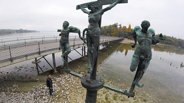 Eine Aufnahme der Brücke zur Mainau – hier könnte man problemlos auf dem Seegrund zur Insel gehen. Das ist allerdings verboten, da das ...