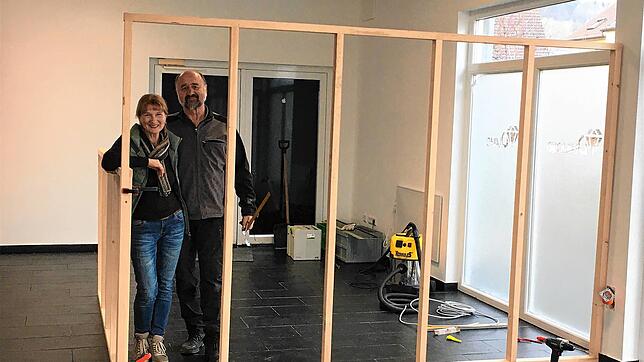 Margot und Wolfgang Kammerlander sind im neuen Gebäude der Tafel Stockach fleißig am Renovieren. Der Raumteiler, hinter dem sich bald ...