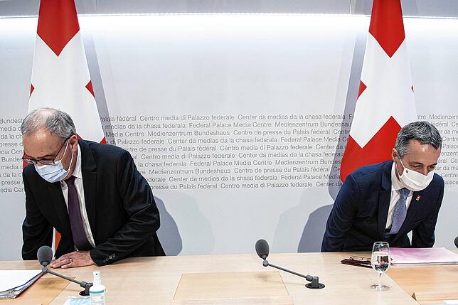 Der Schweizer Bundespräsident Guy Parmelin und Bundesrat Ignazio Cassis vor der gemeinsamen Pressekonferenz über das Rahmenabkommen mit ...