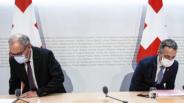 Der Schweizer Bundespräsident Guy Parmelin und Bundesrat Ignazio Cassis vor der gemeinsamen Pressekonferenz über das Rahmenabkommen mit ...