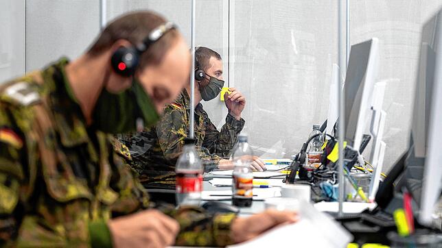 Bundeswehrsoldaten helfen Gesundheitsämtern bei der Kontaktnachverfolgung, hier ein Bild von vor einem Jahr. Viele der Behörden sind ...