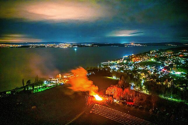 Am Sonntag nach der Fasnacht brennen am Bodensee die Funkenfeuer.