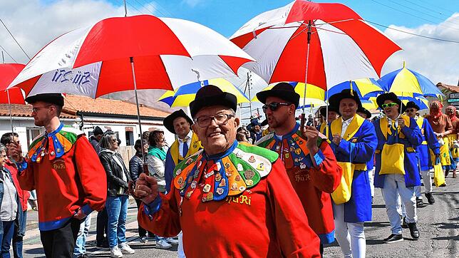 Max Gromann, ältester der Hästräger, genießt die Stimmung beim Umzug in Machecoul.