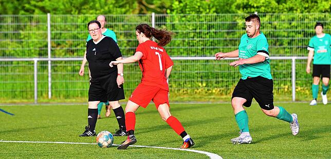 Bild 5: Mira Franzen spielt Fußball bei den Männern des FC 08 Bad Säckingen II – wir haben Fotos!
