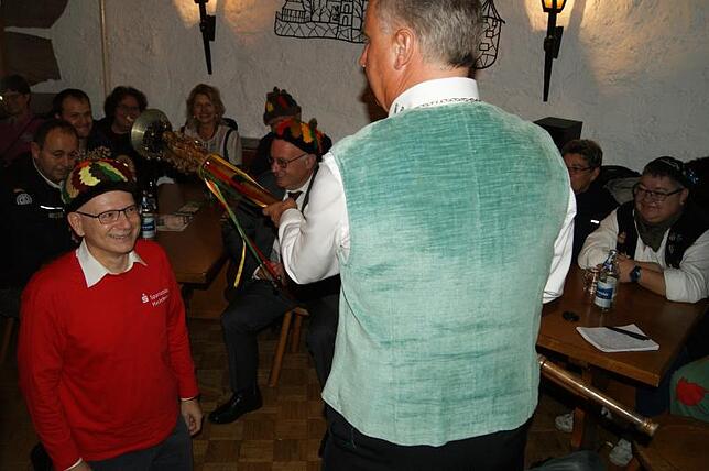Ritterschlag: Säckelmeister der Bad Säckinger Narrenzunft, Dirk Gottstein, ernannte Wolf Morlock (Sparkasse Hochrhein) zum Narrenrat und ...