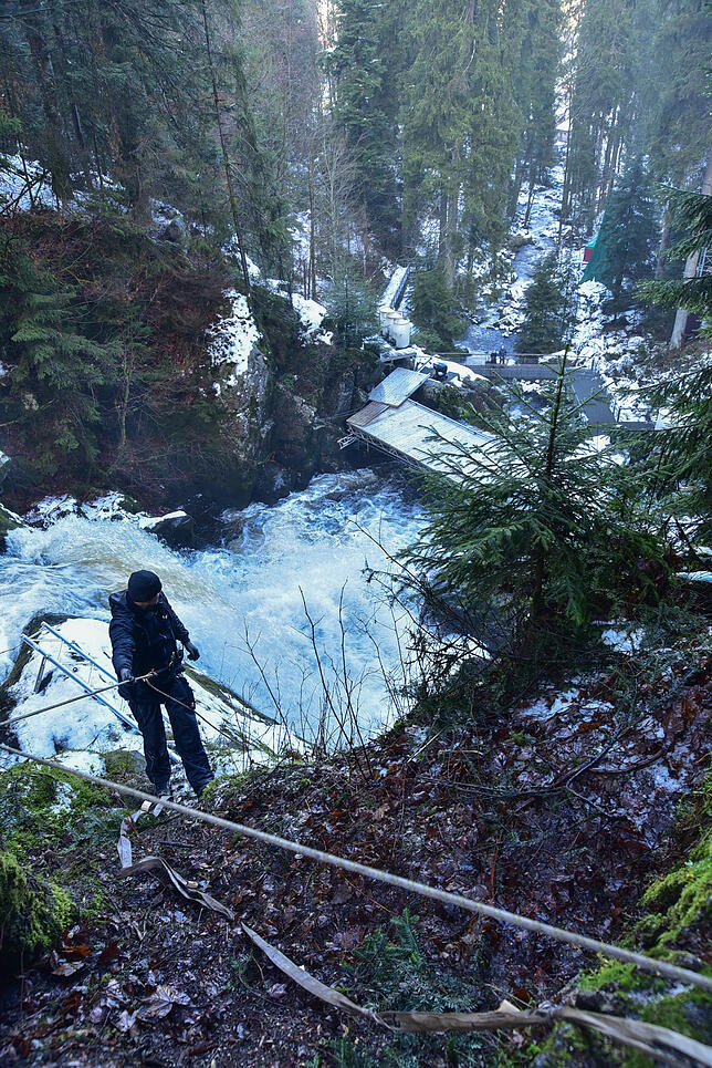 Gut gesichert seilt sich Sascha Köser in den Wasserfall ab.