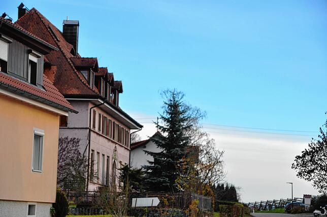 Das alte Ittendorfer Schulhaus ist denkmalgeschützt und verfügt über eine stattliche Höhe. Auf dem benachbarten Grundstück könnte ...