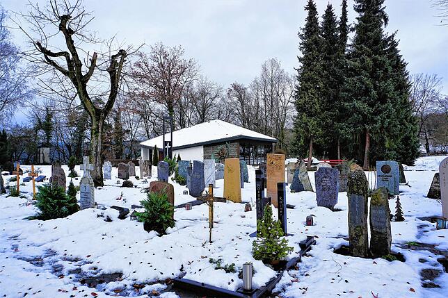 Die Trauerfeier muss auch bei schwierigen Wetterverhältnissen im Freien stattfinden.