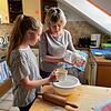 Marija bereitet mit ihrer Mutter Olena einen traditionellen Paska für ihr erstes Osterfest in Deutschland vor.