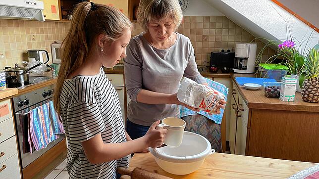 Marija bereitet mit ihrer Mutter Olena einen traditionellen Paska für ihr erstes Osterfest in Deutschland vor.