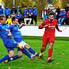 Möhringens Maximilian Bell (rechts) kann sich in dieser Szene gegen zwei Gästespieler durchsetzen.