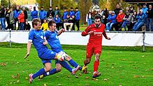 Möhringens Maximilian Bell (rechts) kann sich in dieser Szene gegen zwei Gästespieler durchsetzen.