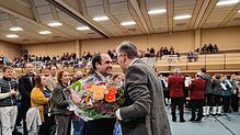 Ozan Topcuogullari bleibt Bürgermeister von Klettgau. Hier gratuliert Landrat Martin Kistler.