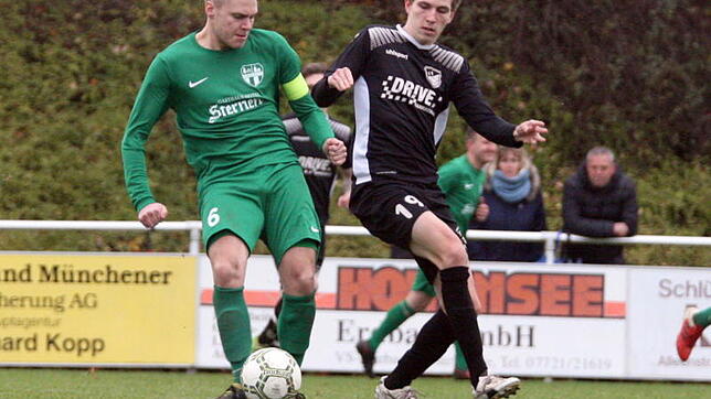FC Brigachtals Kapitän Christoph Bausch (links) wird vom Marbacher Florian Ehmann bedrängt. Marbach gewann das Bezirksliga-Derby mit 2:1 ...