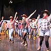 Der Friedenstanz der jungen Cowgirls sorgt für Entspannung im Dorf.