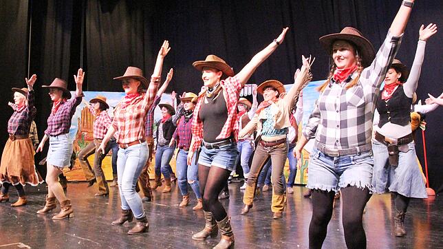 Der Friedenstanz der jungen Cowgirls sorgt für Entspannung im Dorf.