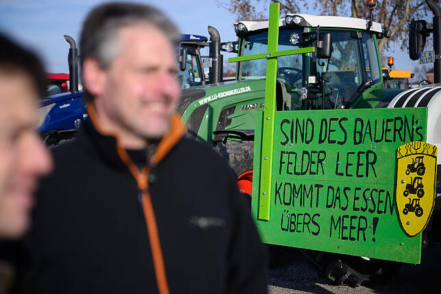 Auf einem Schild steht &bdquo;Sind des Bauern&lsquo;s Felder leer kommt das Essen übers Meer!&ldquo;.
