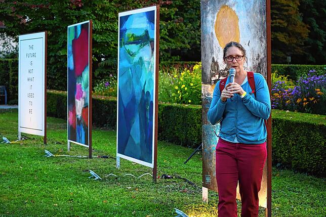 Nora Löbe von der Künstlergruppe Singener Maler stellte die Werke im Stadtgarten vor.