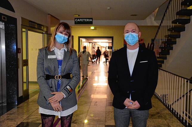 Helios-Pressesprecherin Julia Stapel und Geschäftsführer Robert Brandner sind vom Zuspruch der Pfleger und Ärzte beeindruckt, die nach ...