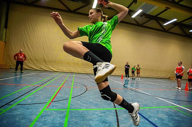 Sprungkraft: Im Handball Training der D-Jugend weiblich der DJK Bad Säckingen ist der Sprungwurf ein wichtiger Teil des Trainings.