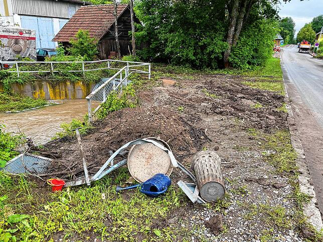 Nach dem Hochwasser in VS-Mühlhausen laufen am Montagvormittag die Aufräumarbeiten. Nach den Überschwemmungen am Vortag bleiben ...