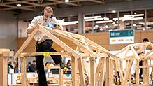 Zimmerer Linus Großhardt aus Uhldingen-Mühlhofen während seiner Arbeit bei den Weltmeisterschaften 2024. Foto: Holzbau Deutschland/Laube