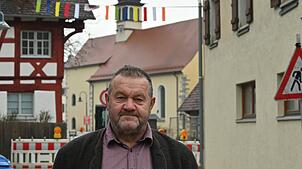 Ortsvorsteher Martin Keßler dort, wo er am liebsten ist: in Hödingen. Im Hintergrund die Sankt-Bartholomäus-Kapelle. Die Baustellen im ...