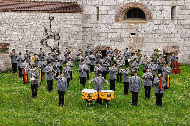 Das Heeresmusikkorps Ulm ist am 8. April um 19.30 Uhr zu Gast in der Frickinger Graf-Burchard-Halle, um die Altheimer Jugendausbildung ...