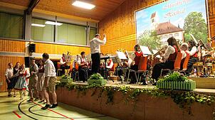 Der Musikverein Hochsal unter der Leitung von Vadim Fedorov und die Musical-Gruppe der Young Stage Academy Laufenburg führen gemeinsam ...