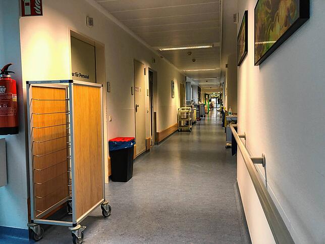 Lang sind die Flure der Corona-Klinik.