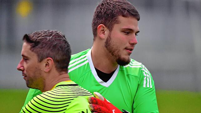 Gut gemacht: Manuel Berger (vorn) sprang beim SV Buch für Jannik Strittmatter als Torwart ein. Youngster Simon Eckert aus der ...