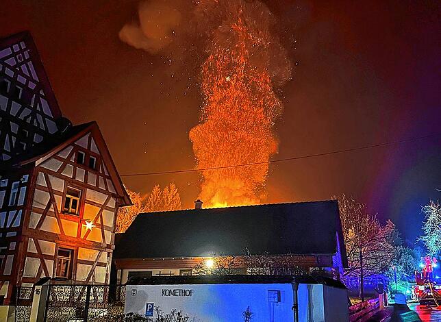 Die Funken der brennenden Scheune erleuchten die dunkle Nacht.