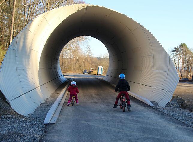 Durch die Röhre hindurch macht Fahrradfahren besonders viel Spaß.