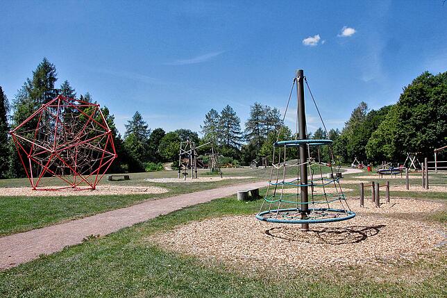 Auf dem großen Spielplatz ist für alle Kinderherzen etwas ggeboten
