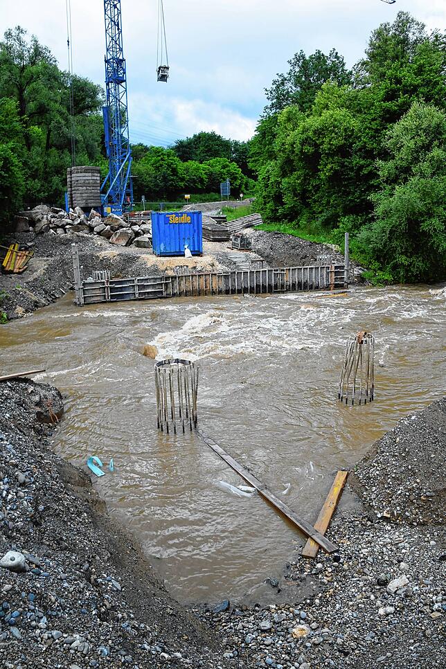 Bild 4: Bilder vom Hochwasser an der B313-Baustelle und bei Espasingen und Bodman