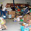 Profimäßig werden die Hilfsgüter im Gerätehaus der Feuerwehr Krauchenwies für die lange Reise verpackt.