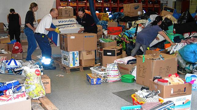 Profimäßig werden die Hilfsgüter im Gerätehaus der Feuerwehr Krauchenwies für die lange Reise verpackt.