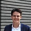 Marian Schreier, Bürgermeister von Tengen im Hegau. Hinter ihm das neue, großzügige Ärztehaus, das in seiner Amtszeit fertiggestellt wurde.